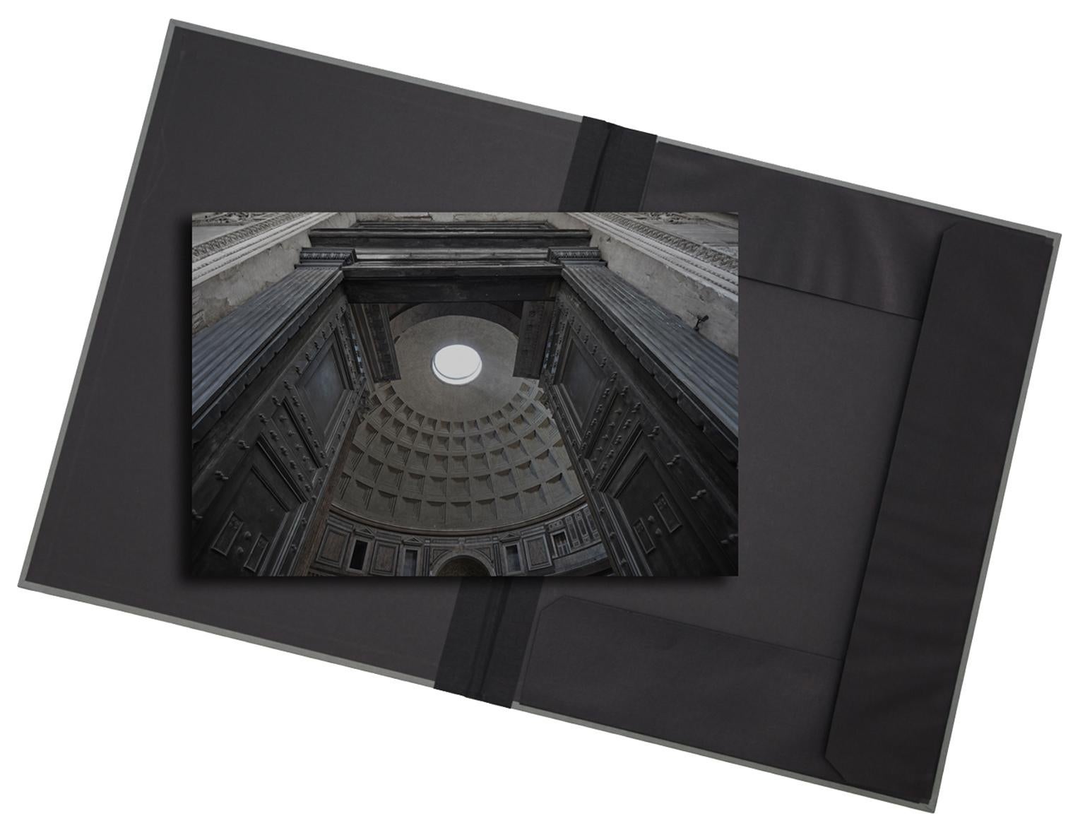 Panteón (Roma) - fotografía original en carpeta de regalo con carpeta de obras de arte de archivo - Photograph de Frank Schott