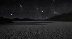 Racetrack (mounted) - Panorama der Wüstenlandschaft unter faszinierendem Nachthimmel
