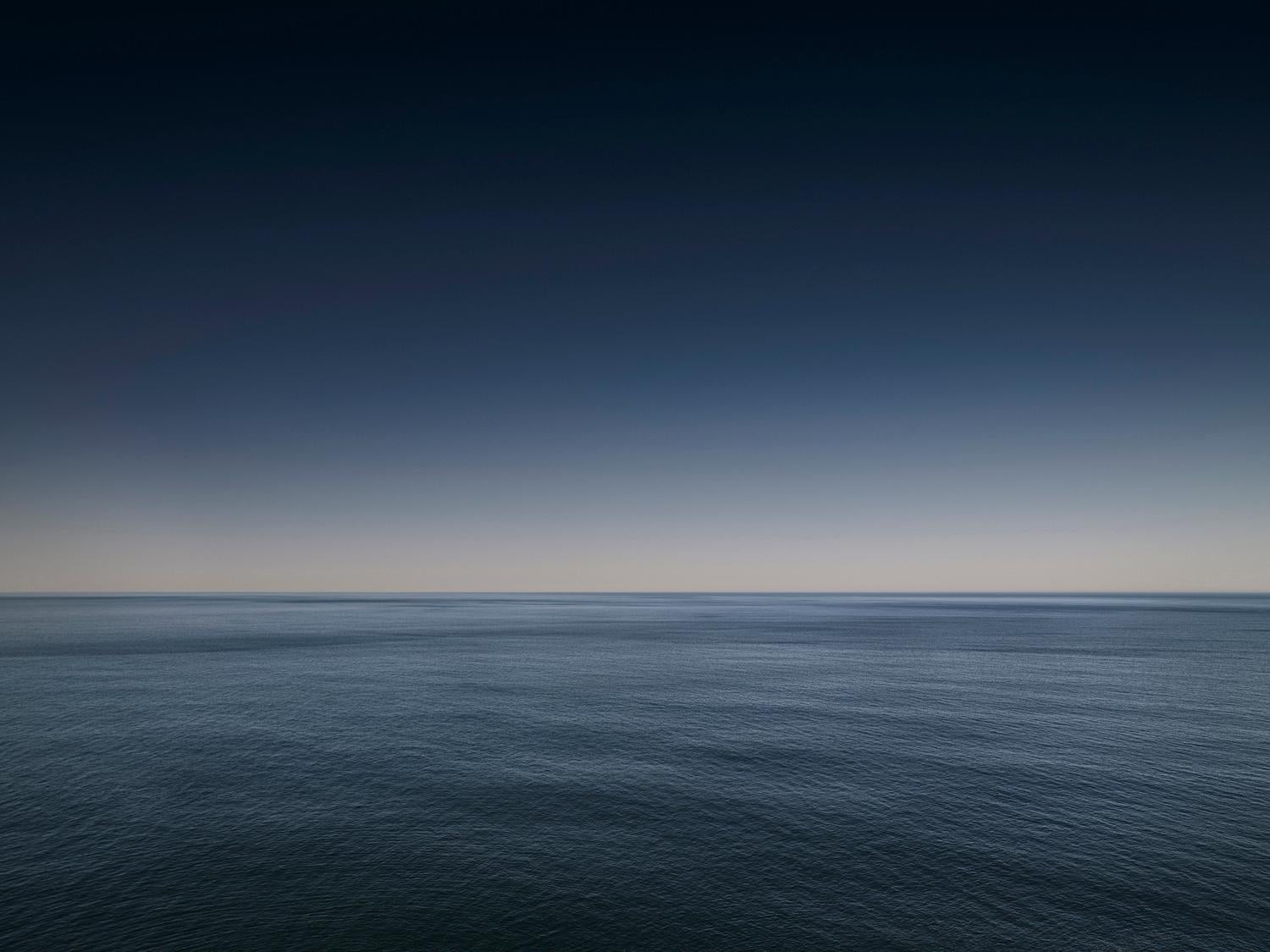 SEASCAPE I ( gerahmt ) von Frank Schott
aus einer Serie von Fotografien, die die blaue Farbpalette des Ozeans einfangen

30 x 40 Zoll / 76cm x 102cm
auflage von 25
vom Künstler signiertes + nummeriertes Echtheitszertifikat
gerahmt

