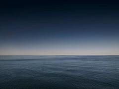 Paisaje marino I (enmarcada) - fotografía de gran formato de horizonte y mar monocromáticos