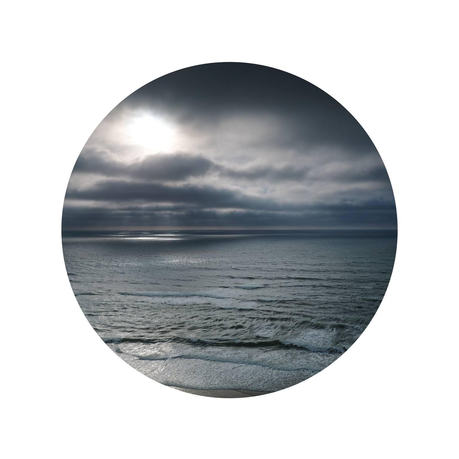 Seascape II - abstrakte ozeanische Wolkenlandschaft in kreisförmigem Glasrahmen (45 Zoll Durchmesser)