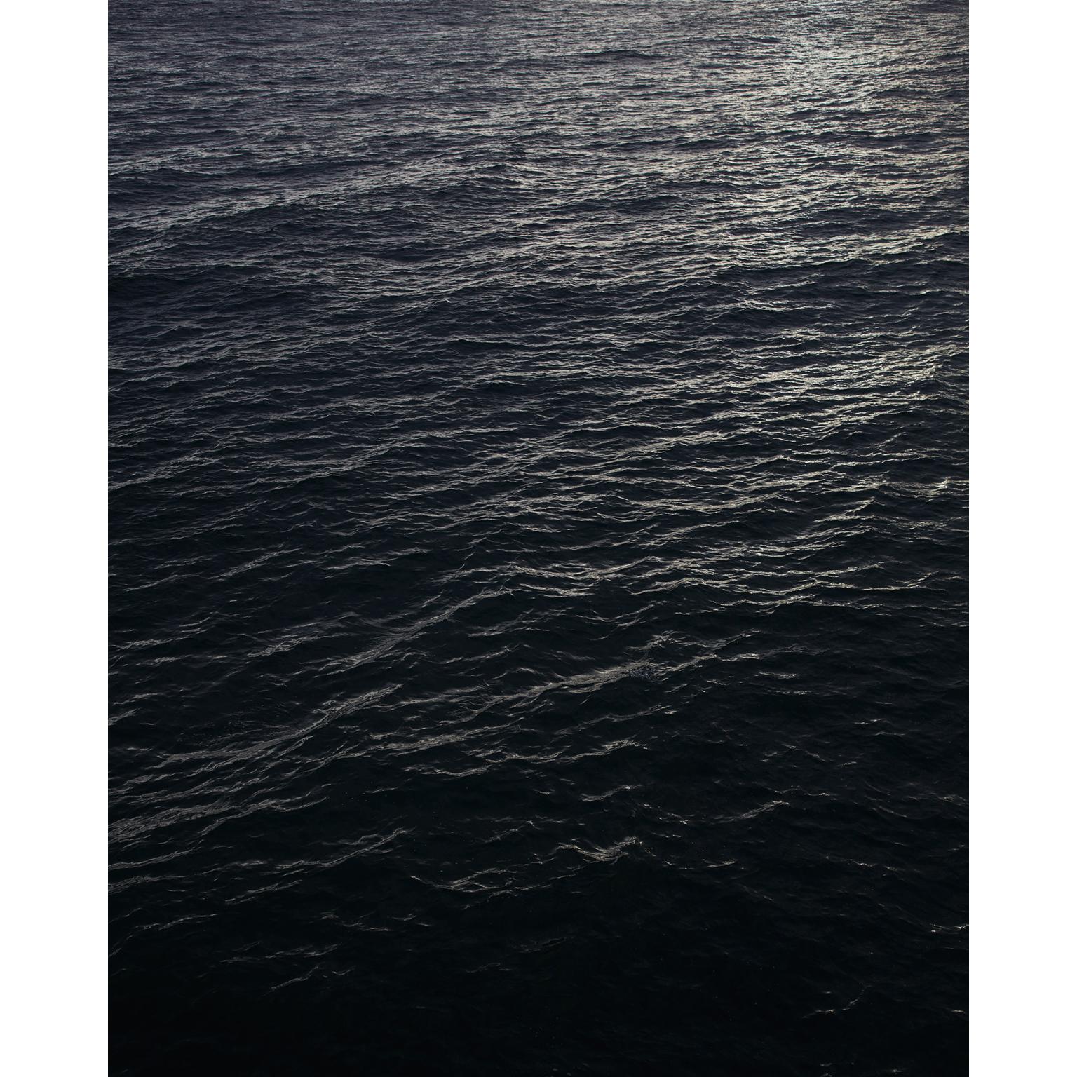Meereslandschaft V  Groformatfotografie einer einfarbigen schwarz-weien Wasseroberflche (Schwarz), Abstract Print, von Frank Schott