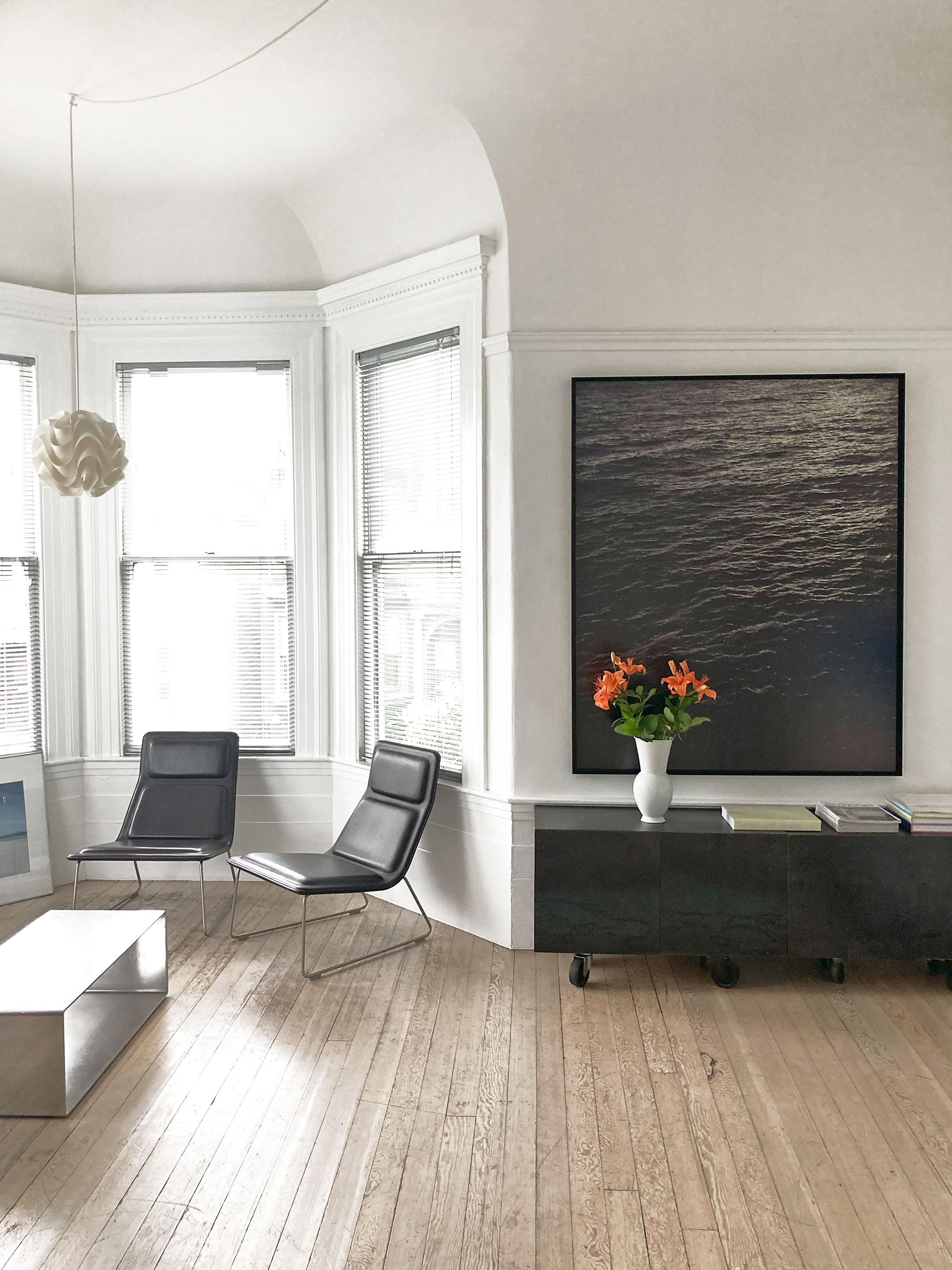 Paysage marin V - photographie grand format de surface d'eau monochrome noire et blanche en vente 1