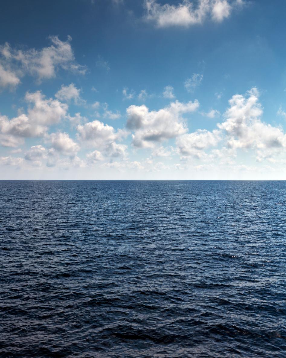 Paysage marin VI - photographie grand format de paysage à l'horizon nuageux et de mer infinie - Contemporain Photograph par Frank Schott