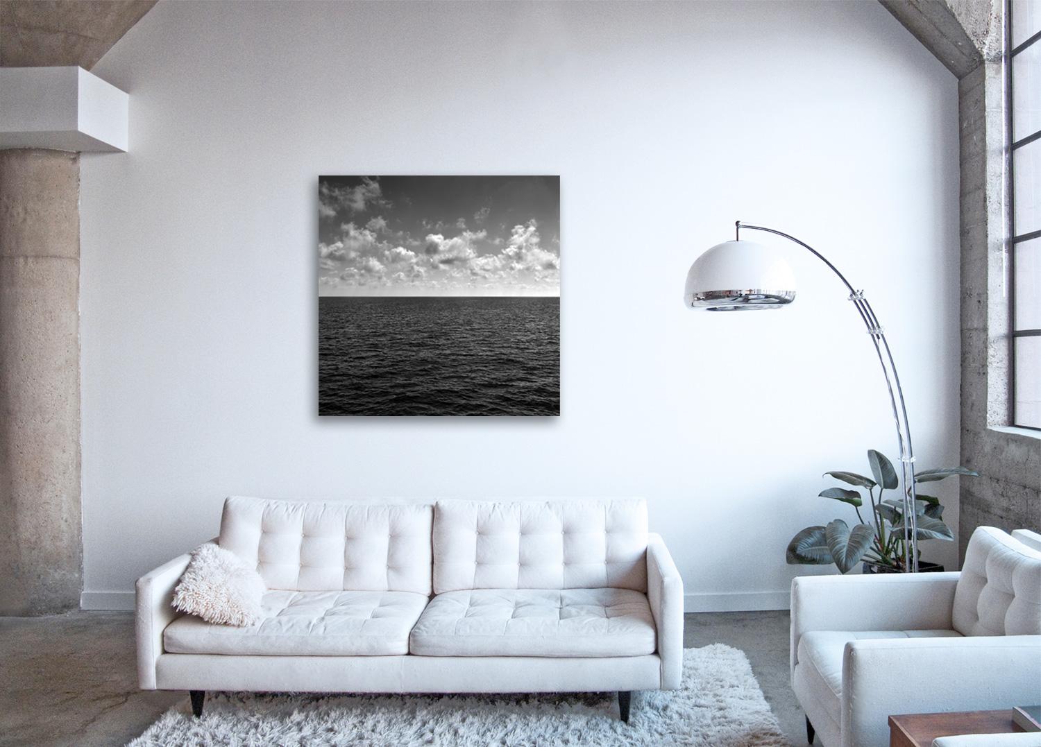 Seascape VII - großformatige Fotografie von Wolkenformationen und spiegelndem Meer (Schwarz), Black and White Photograph, von Frank Schott