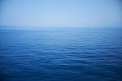 Meereslandschaft X – Großformatfotografie einer monochromen blumen Wasseroberfläche und eines Horizonts