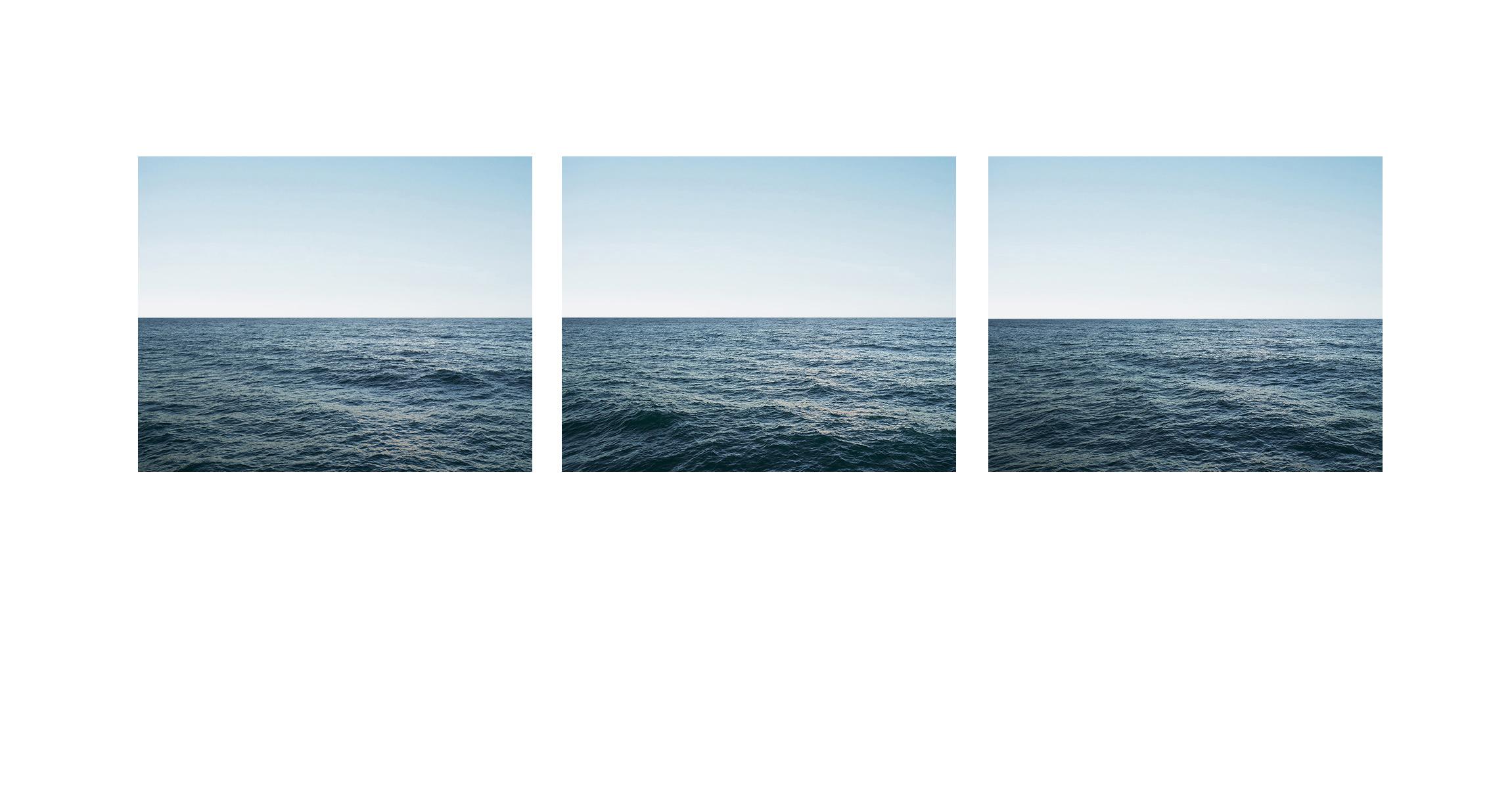 Seascape XI Triptych - 3 photographies grand format de la surface bleue de l'océan et de l'horizon - Contemporain Print par Frank Schott