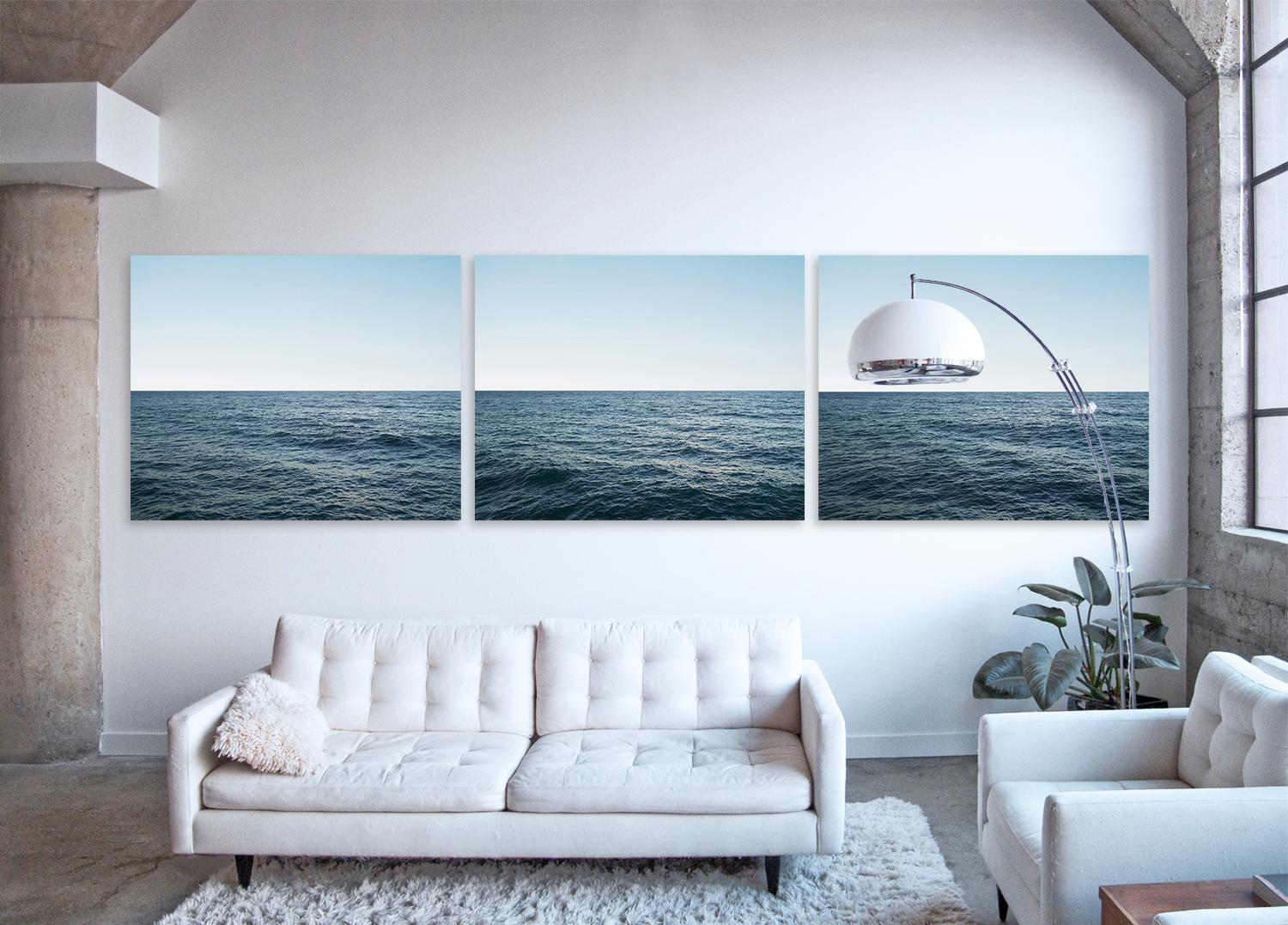 Seascape XI Triptychon - 3 großformatige Fotografie der blauen Meeresoberfläche und des Horizonts (Blau), Landscape Print, von Frank Schott