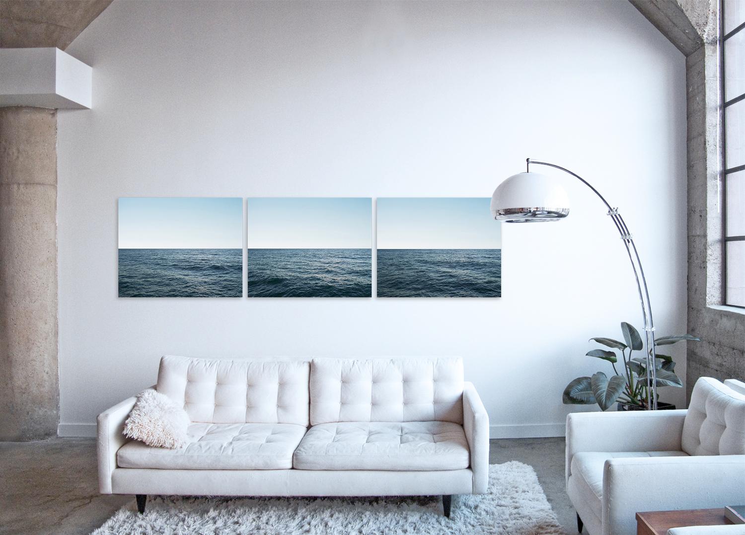Photographie hypnotique à grande échelle de la série Seascape de l'artiste, un ensemble d'œuvres capturant les surfaces tactiles et la nature marine monochromatique de l'eau océanique et des paysages nuageux.

Seascape XI - Triptyque de Frank