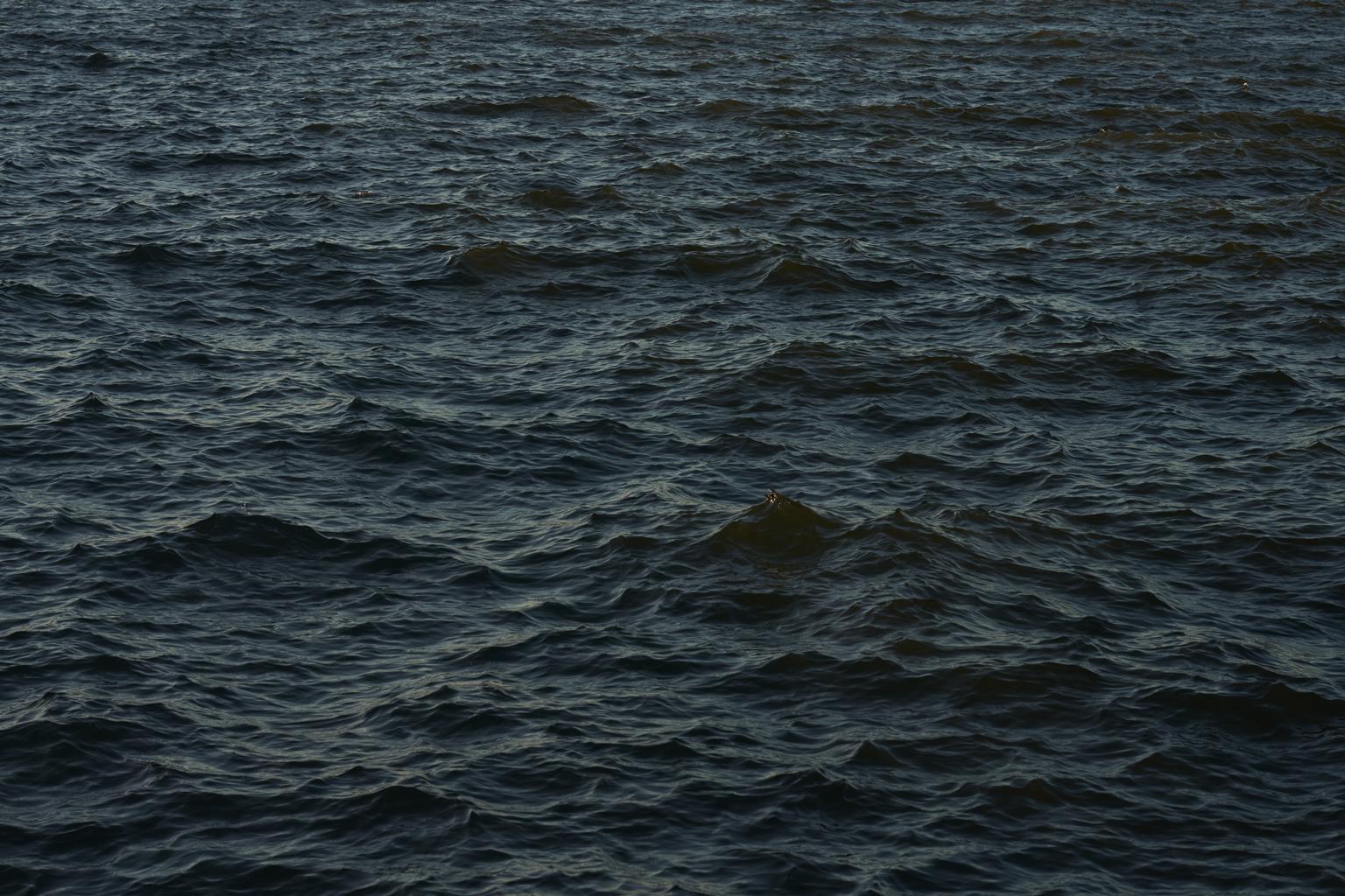 Seascape XII - Großformatige Fotografie einer monochromen blauen Wasseroberfläche und einer Wolke im Angebot 1