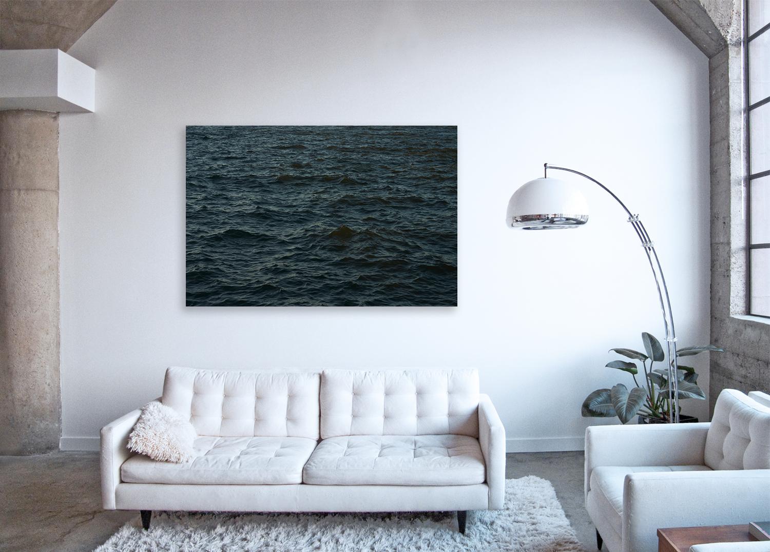 Seascape XII - Großformatige Fotografie einer monochromen blauen Wasseroberfläche und einer Wolke (Schwarz), Color Photograph, von Frank Schott
