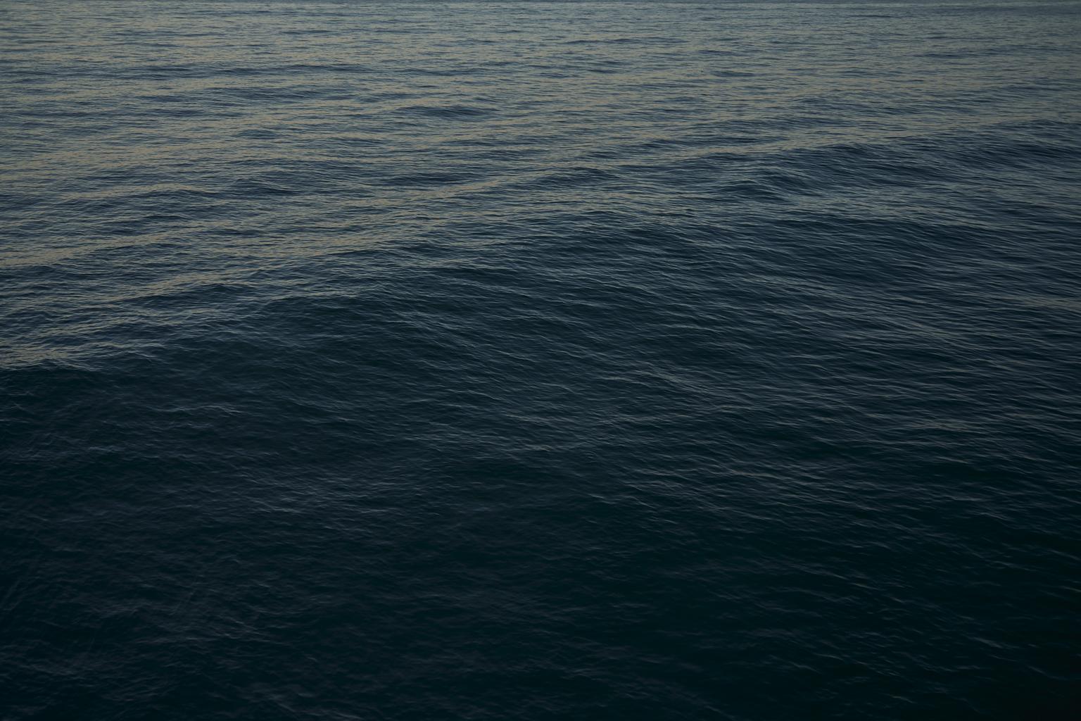 Seascape XIV - fotografia di grande formato di una superficie d'acqua blu monocromatica - Color Photograph Nero di Frank Schott