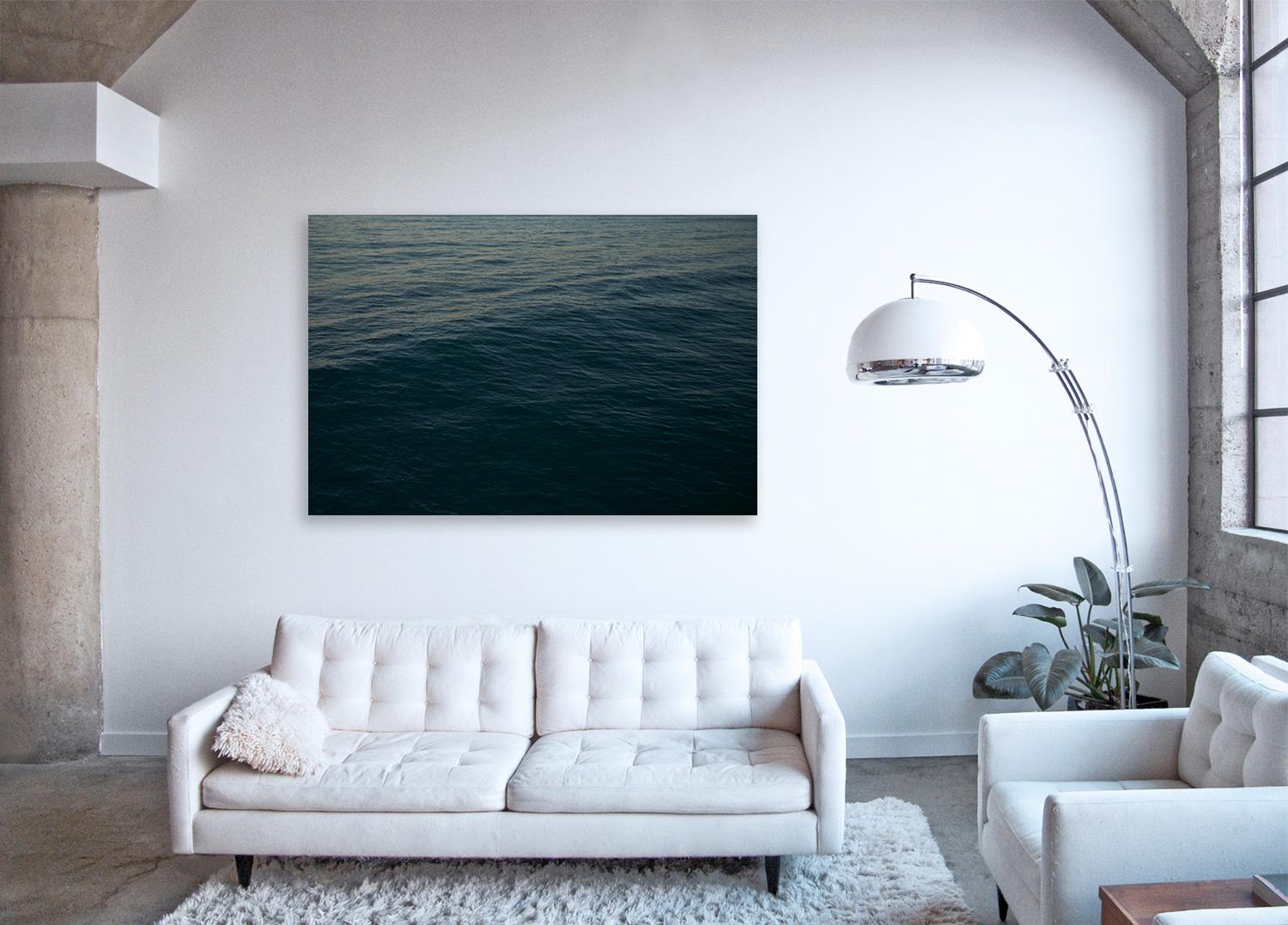 Mesmerizzante fotografia di grandi dimensioni della serie Seascape dell'artista, un insieme di opere che catturano le superfici tattili e la natura monocromatica dell'acqua oceanica e dei paesaggi nuvolosi.
 
Paesaggio marino XIV di Frank Schott

48
