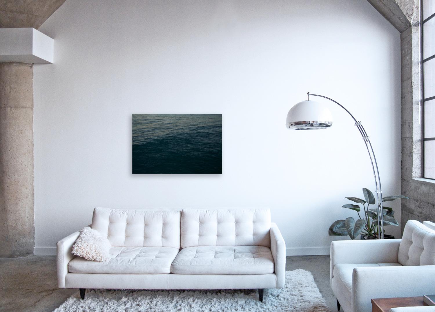 Faszinierende großformatige Fotografie aus der Seascape-Serie des Künstlers, einer Reihe von Werken, die die taktilen Oberflächen und die monochromatische Natur von Meereswasser und Wolkenlandschaften einfangen
 
Seestück XIV von Frank Schott

27 x