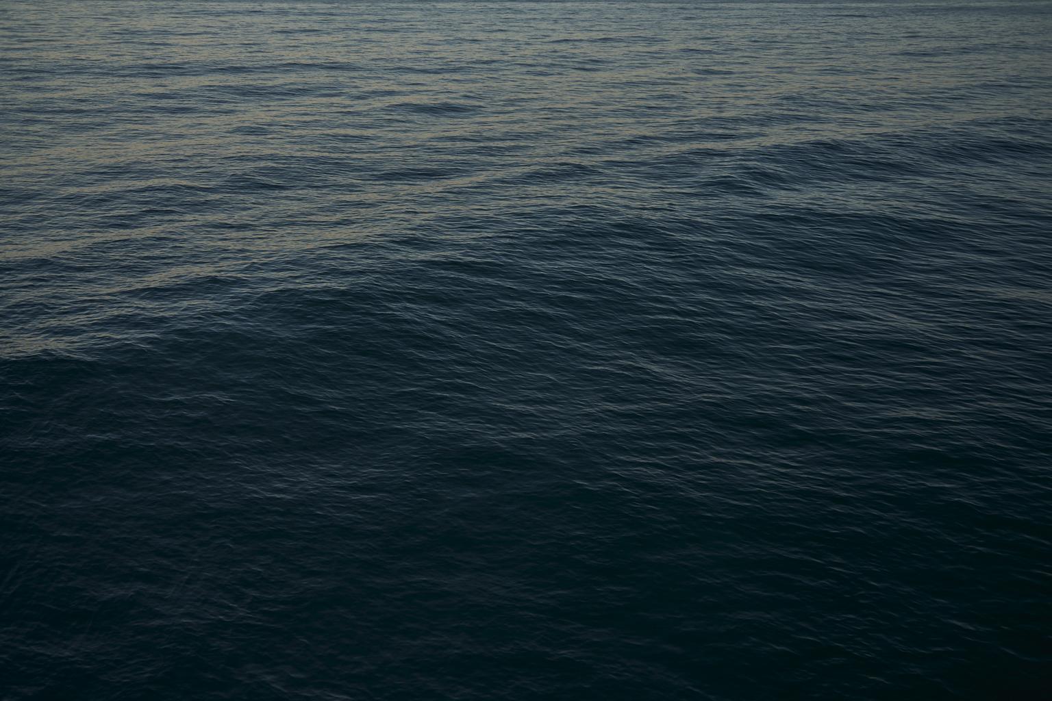 Color Photograph di Frank Schott - Seascape XIV - fotografia di grande formato di una superficie d'acqua blu monocromatica