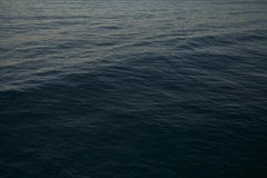 Seascape XIV - photographie grand format d'une surface d'eau bleue monochrome