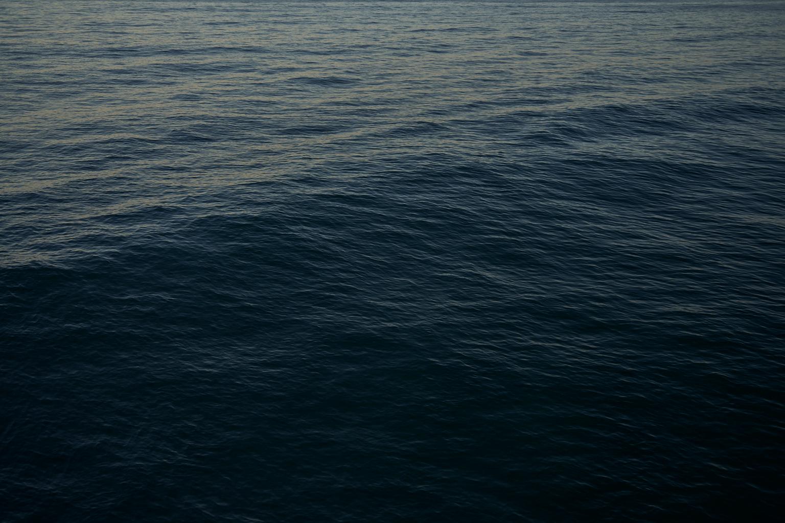 Frank Schott Color Photograph – Seascape XIV - großformatige Fotografie einer monochromen blauen Wasseroberfläche