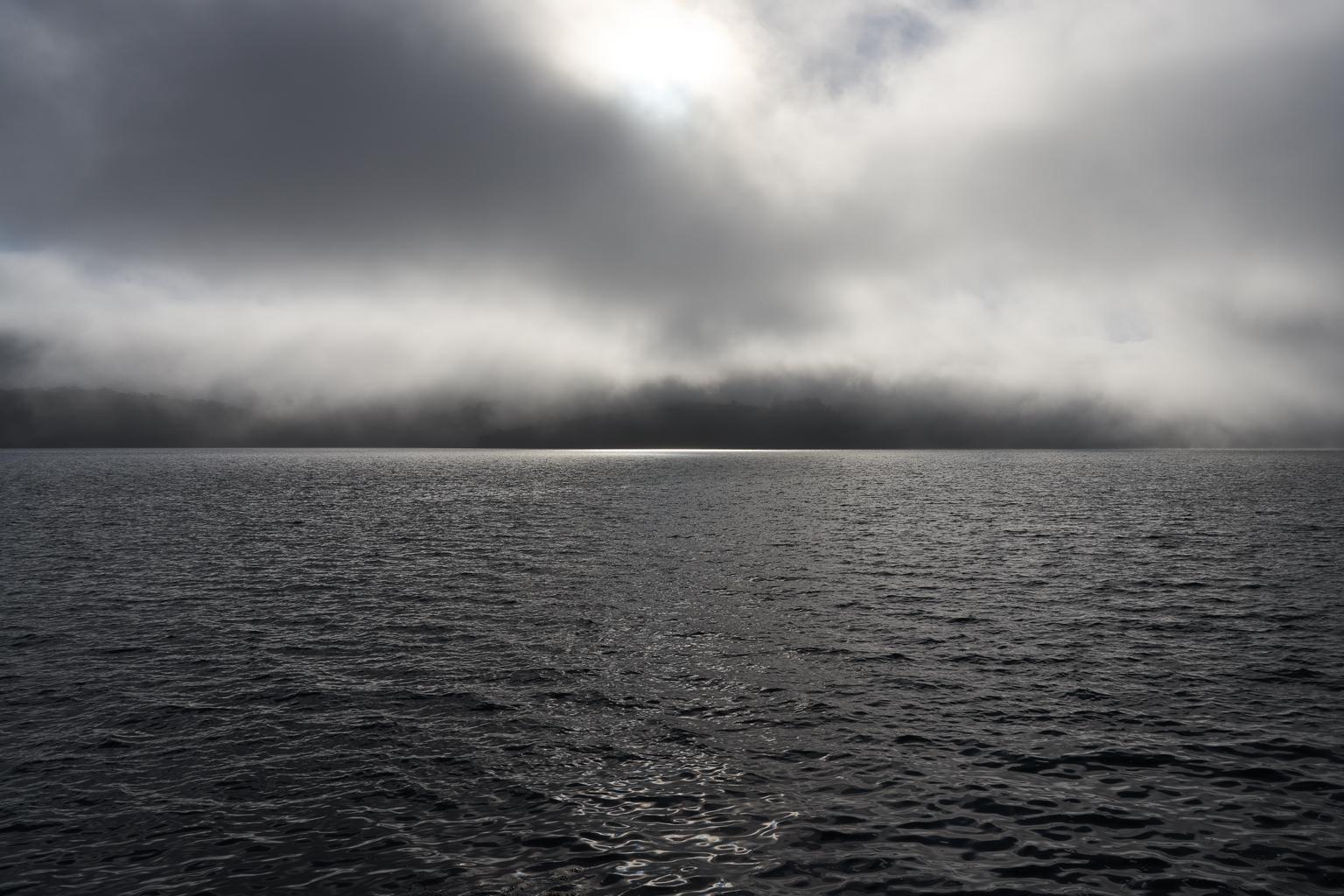 Seascape XV - großformatige Fotografie einer monochromen Wasseroberfläche und Wolken