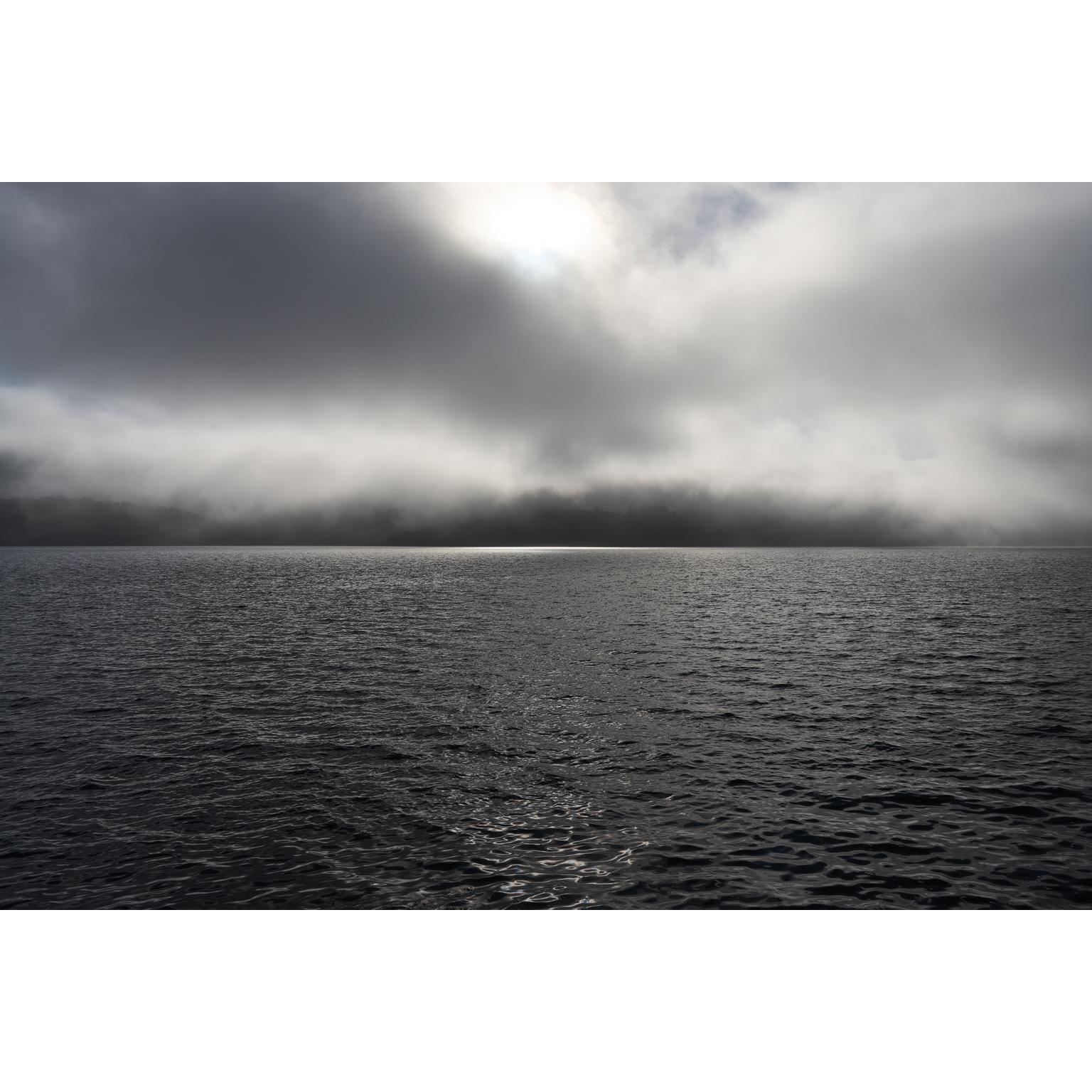 Seascape XV - fotografia di grande formato di superficie d'acqua monocromatica e nuvole in vendita 2