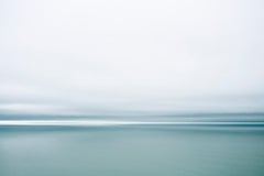 Seascape XVI - photographie grand format de la surface de l'eau en monochrome et des Formations