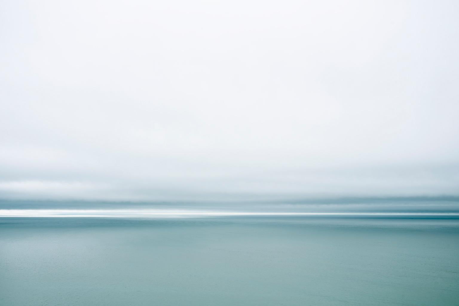 Seascape XVI - photographie grand format d'une surface d'eau monochrome et de nuages en vente 2
