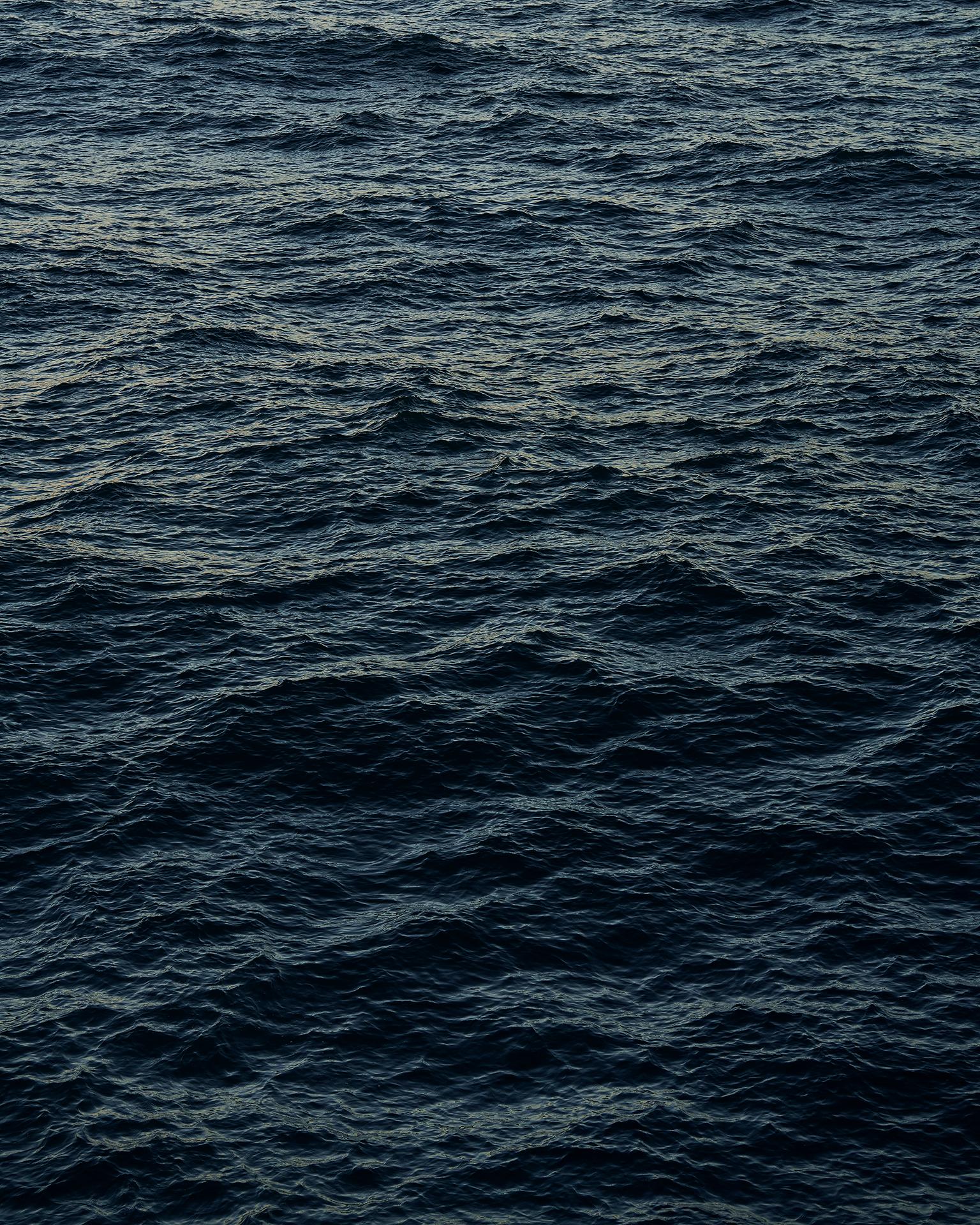 Seascape XVII - photographie grand format d'une surface océanique envoûtante - Photograph de Frank Schott