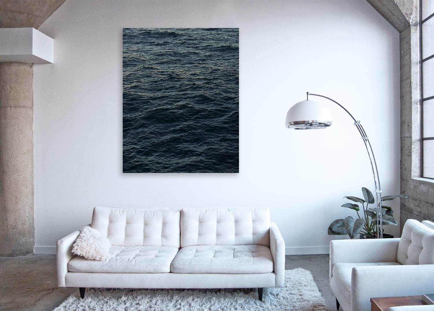 Seascape XVII - photographie grand format d'une surface océanique envoûtante - Noir Landscape Photograph par Frank Schott