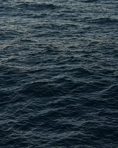 Seascape XII - Photographie grand format d'une surface d'eau bleue monochrome et d'un nuage