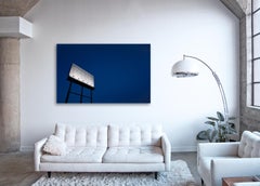 OGGI - fotografia di grande formato (incorniciata) di un cartellone pubblicitario concettuale di notte