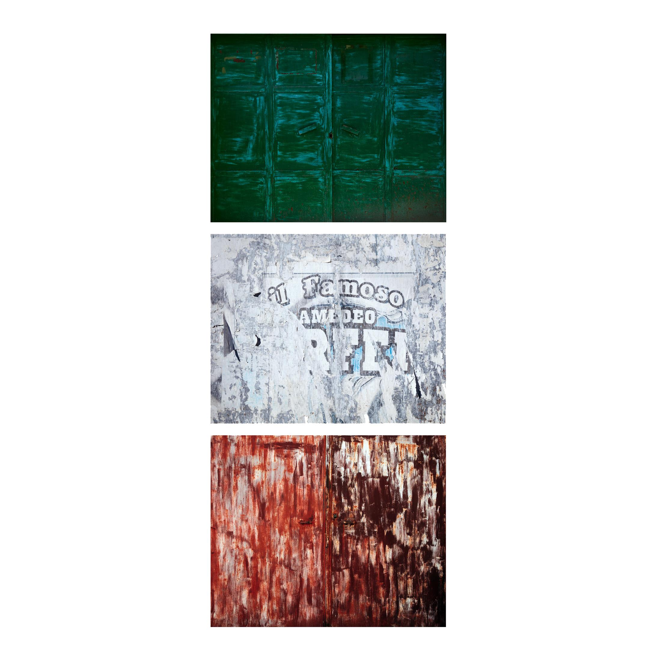Dreifarbige – Abstraktion urbaner italienischer Farbpalette und Palimpsest-Texturen  – Photograph von Frank Schott