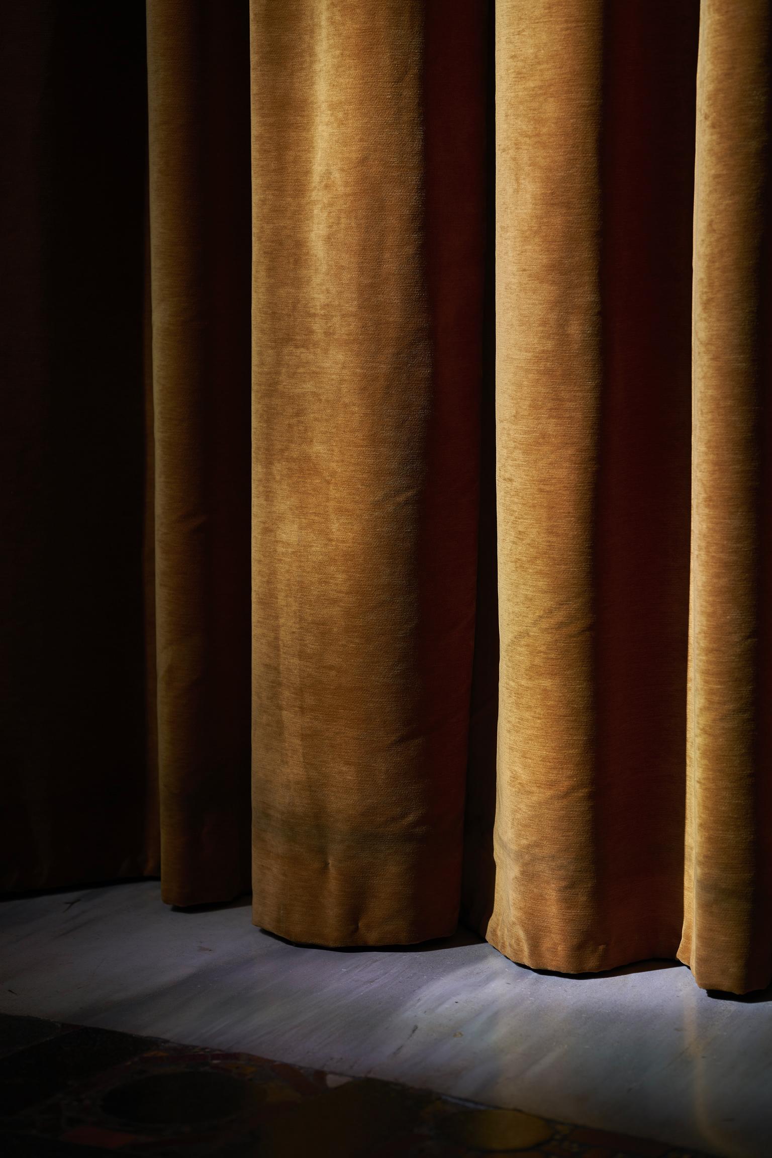 Color Photograph Frank Schott - Sans titre (Amber) - détails photographiques à grande échelle de palazzo baroque italien