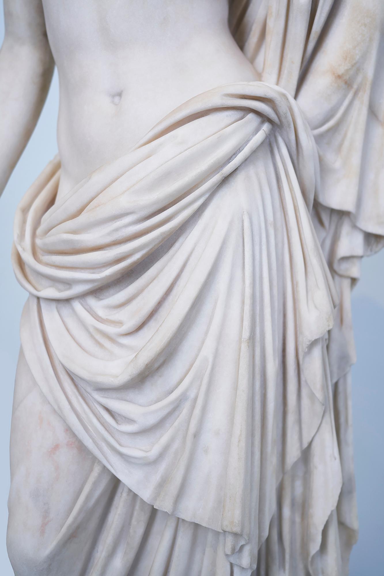 Venus - fotografía de detalles de moda en cascada de escultura antigua