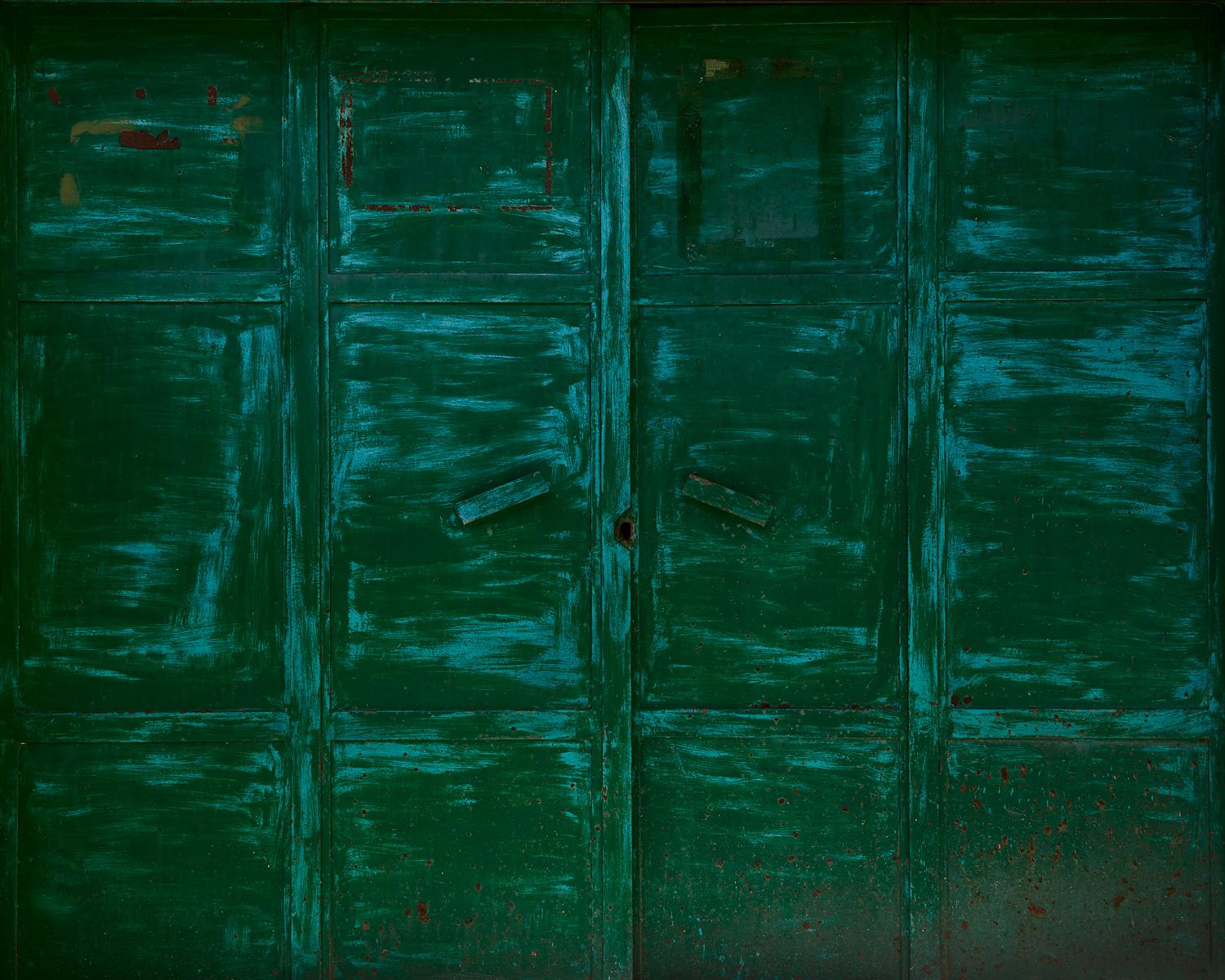 Frank Schott Abstract Photograph – Wandlandschaft VII (Grüne Tür) – Abstraktion urbaner Texturen und Palimpsest-Farben