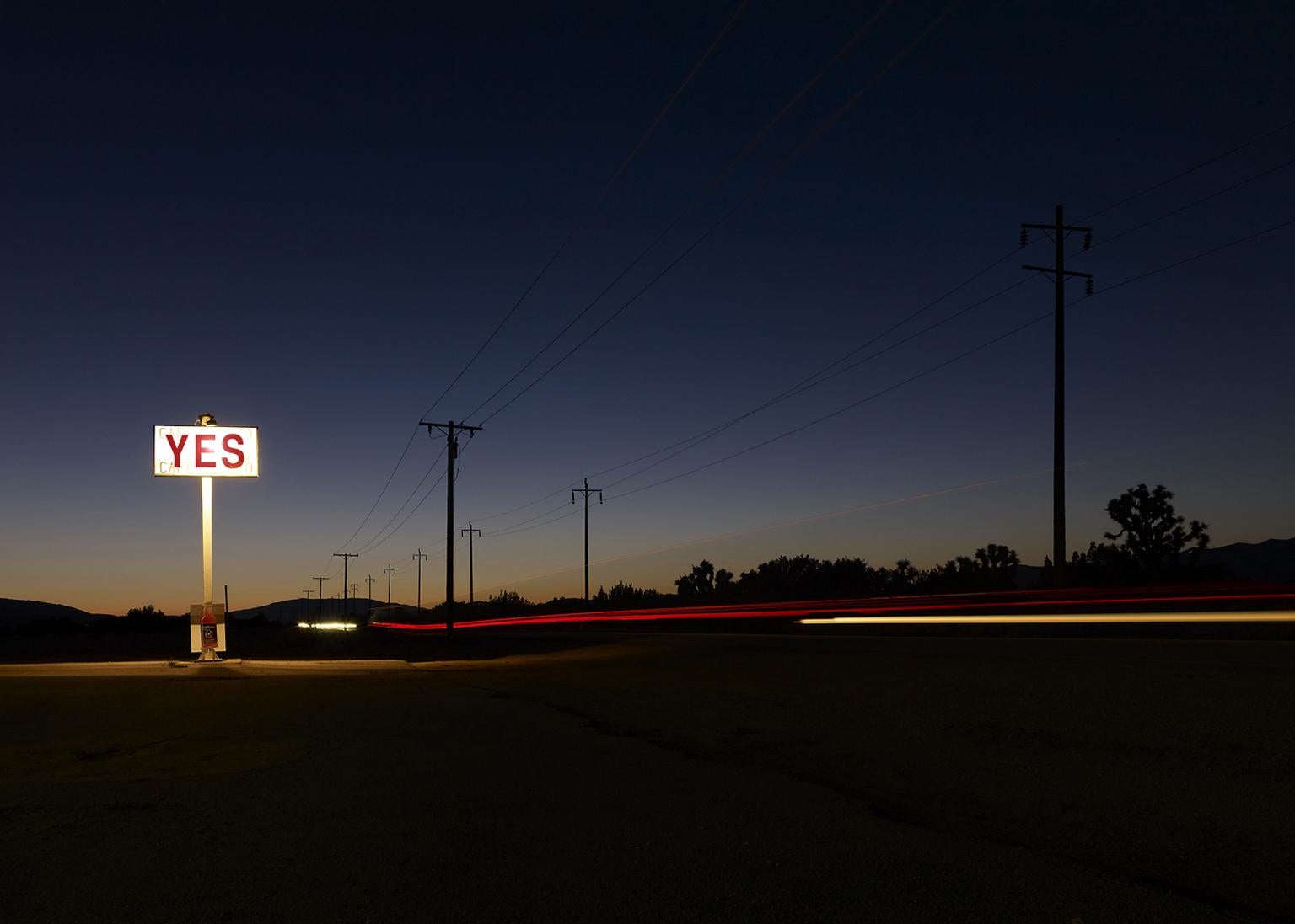 Yes - fotografia di grande formato di un'insegna concettuale con messaggio motivazionale di notte - Color Photograph Nero di Frank Schott
