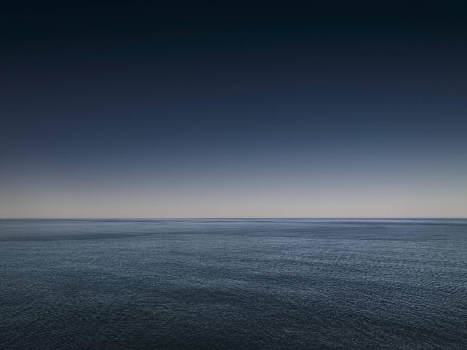 Frank Schott Landscape Print – Seascape I (gerahmt) – Großformatfotografie mit blauem Horizont und Meer
