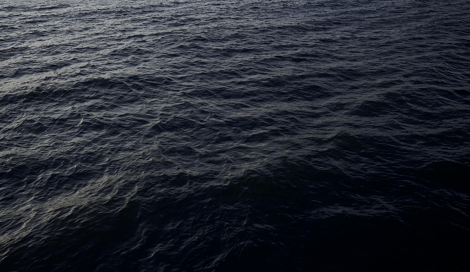 Paysage marin XIII (encadré) - photographie abstraite à grande échelle de paysage marin monochrome  - Noir Color Photograph par Frank Schott
