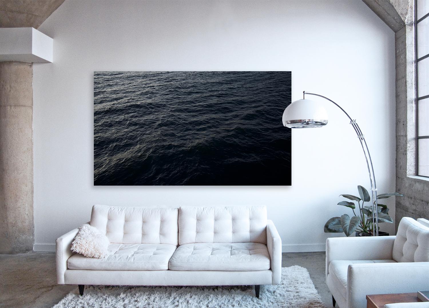 Seascape XIII - fotografia astratta su larga scala di un paesaggio marino monocromatico - Abstract Print Nero di Frank Schott