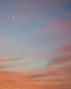 La montée de la lune d'hiver - photographie à grande échelle du ciel nocturne abstrait de Californie