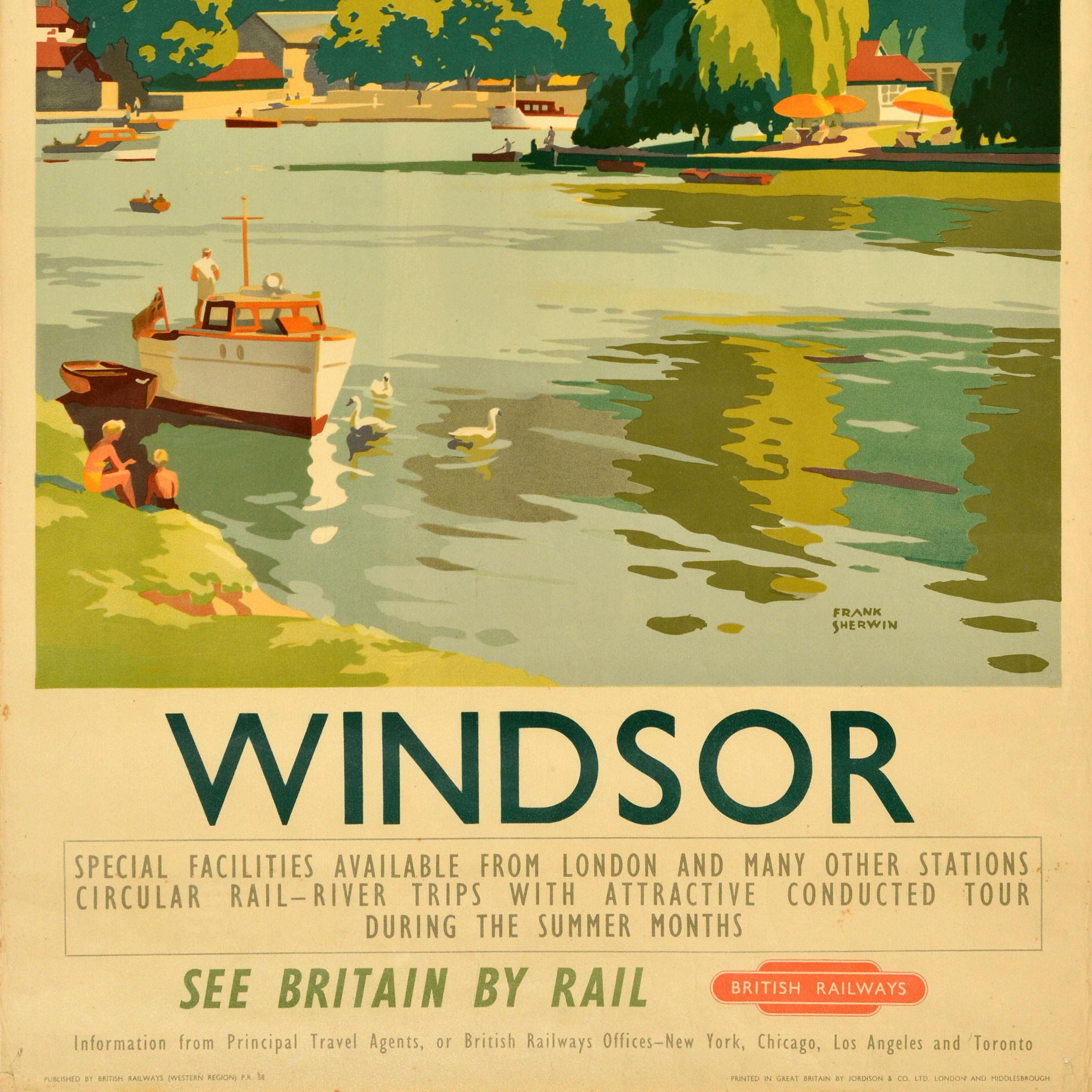 Original Vintage-Reiseplakat - Windsor See Britain by Train British Railways - mit szenischen Kunstwerken von Frank Sherwin (1896-1986), die eine Ansicht des historischen Schlosses Windsor mit Menschen am Ufer der Themse und Schwänen in einem Boot