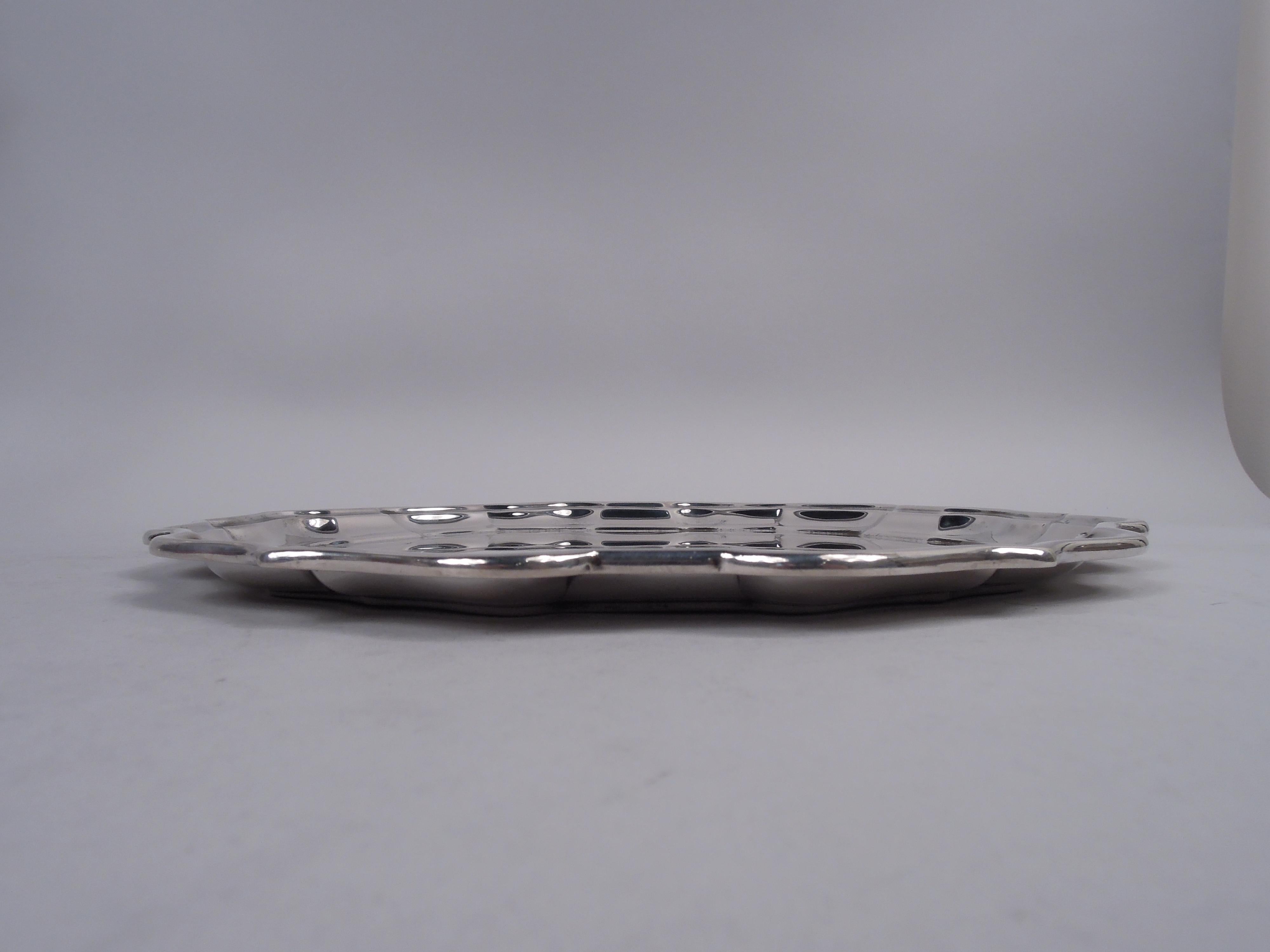 Plateau Chippendale en argent massif. Fabriqué par Frank Smith à Gardner, Mass. Rond avec un rebord moulé, curviligne et ogival. Géorgien traditionnel dans le motif bien nommé. Entièrement marqué, y compris le cachet du fabricant et le numéro 195.