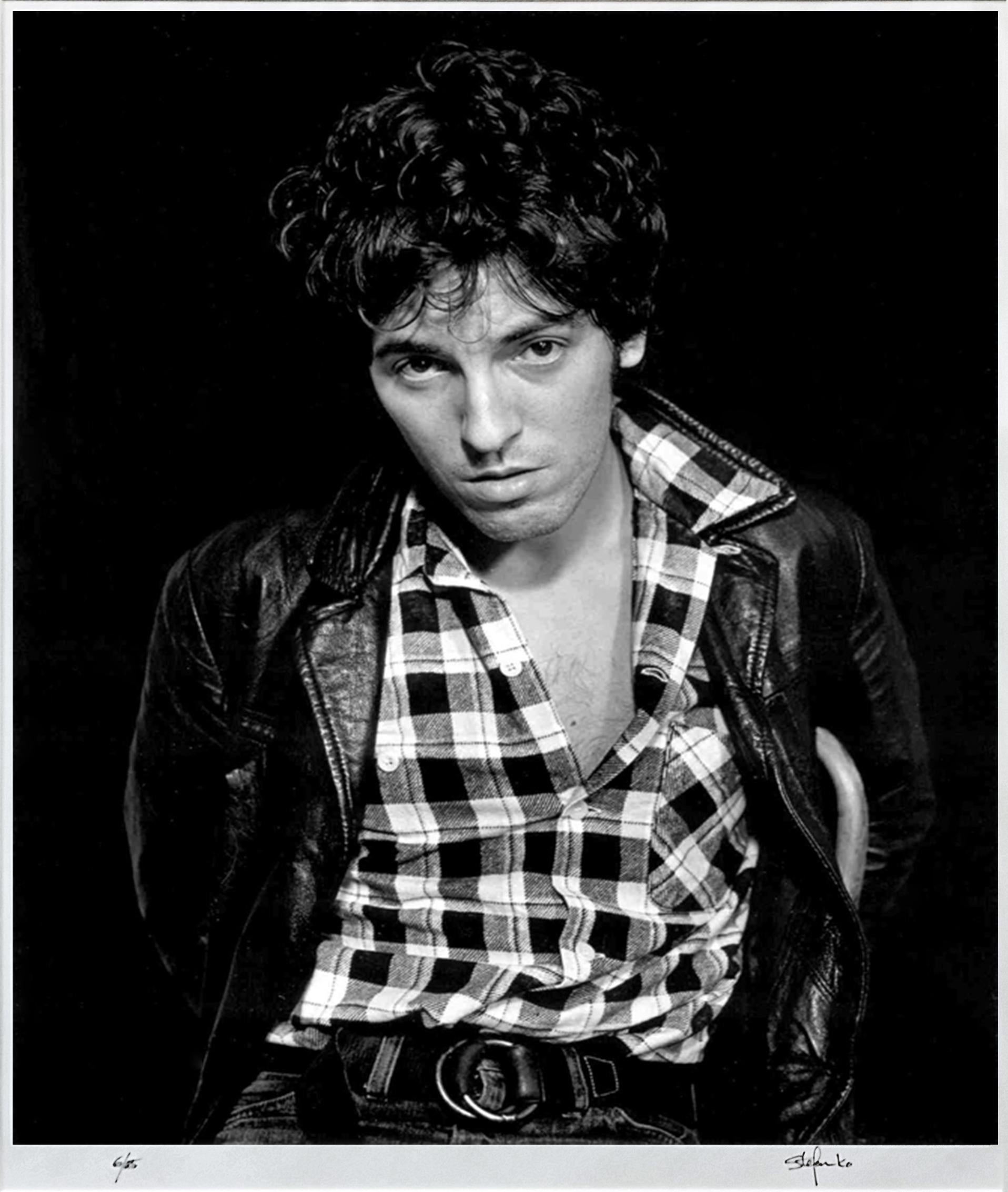Bruce Springsteen, Bound (1978), grand tirage signé à la main - Photograph de Frank Stefanko