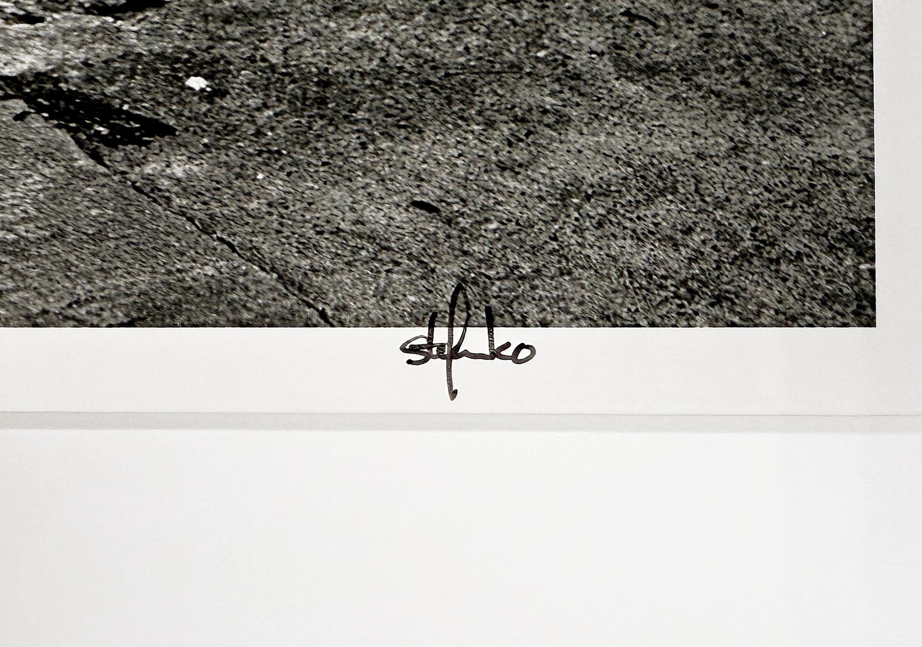 Bruce Springsteen, Frank's Barbershop (1978), impression signée à la main - Contemporain Photograph par Frank Stefanko