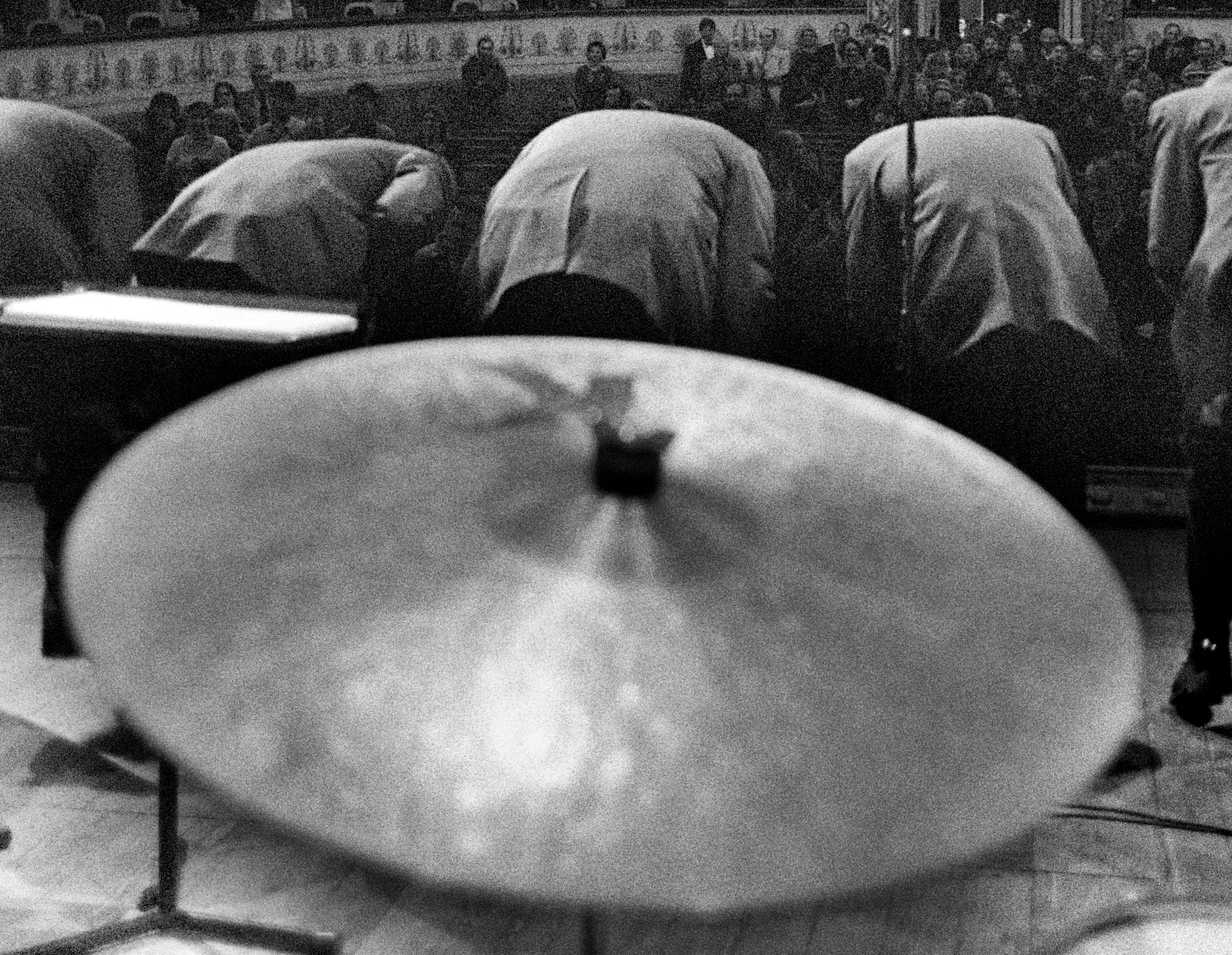 B/W Fotografie des Jazz at Lincoln Center Orchestra von Frank Stewart, „The Bow“ 5