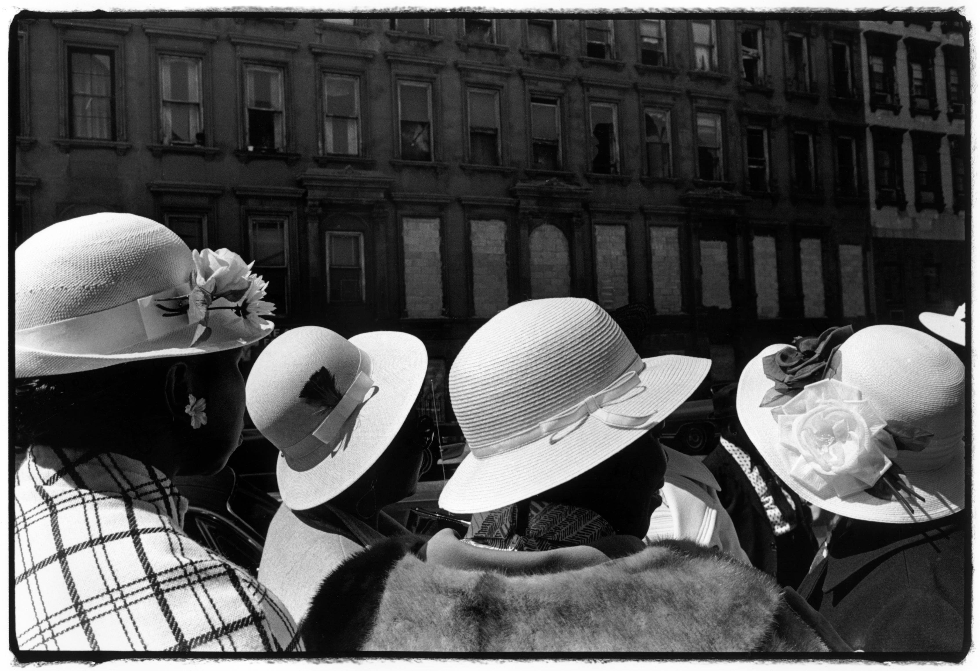 Ostersonntag" des amerikanischen Fotografen Frank Stewart, 1976. Später gedruckt. Pigmentdruck, 20 x 30 Zoll. Dieses Foto zeigt eine Gruppe von Frauen am Ostersonntag. 

In den letzten drei Jahrzehnten war Stewart leitender Fotograf im Jazz at