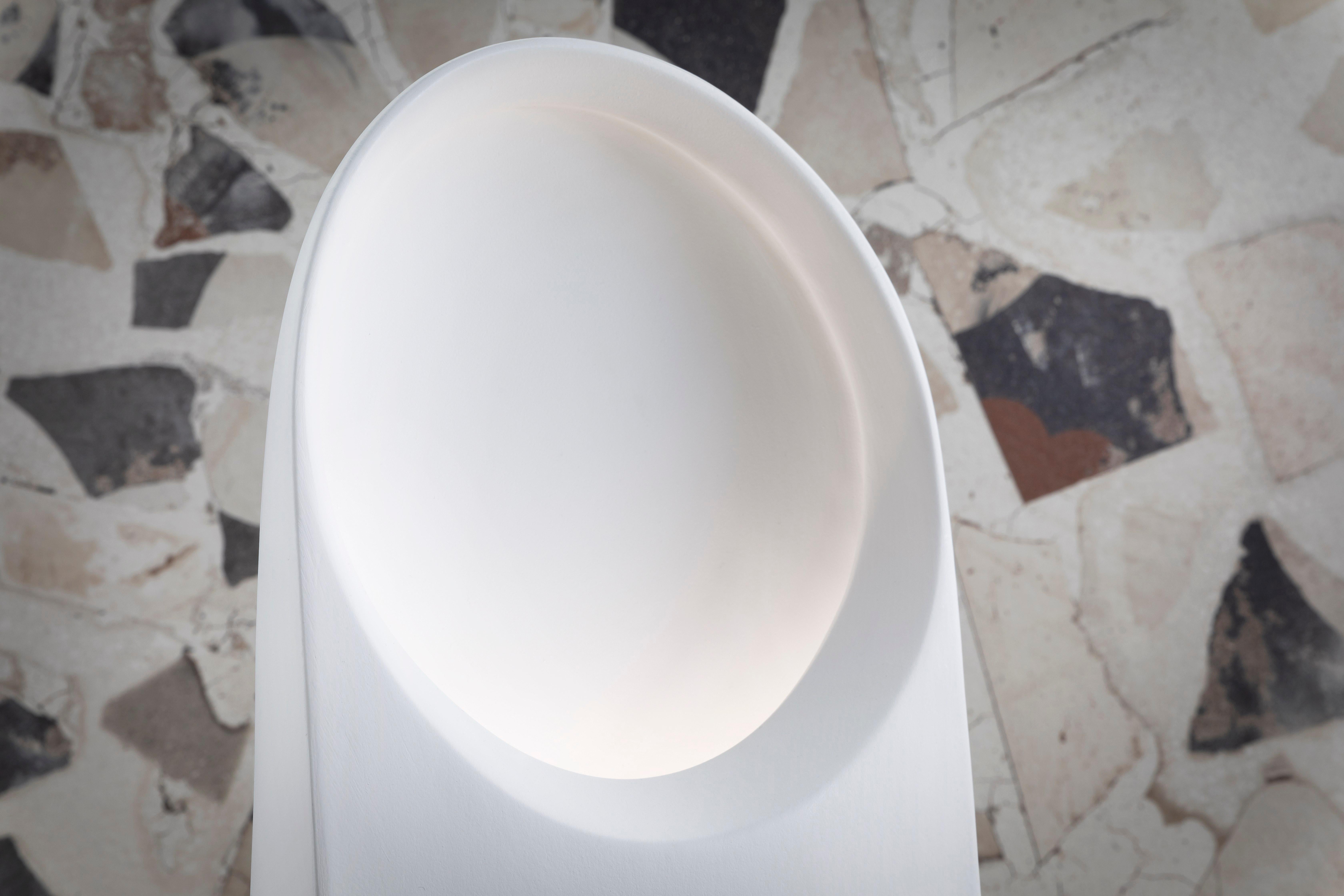 With Frank, we continue the game between light and ceramic, removing every excess from the form. It is the eye which diffuses the light, caressing the underlying body with a rich nuance.

Additional Information:
Material: Ceramic
Finish: White