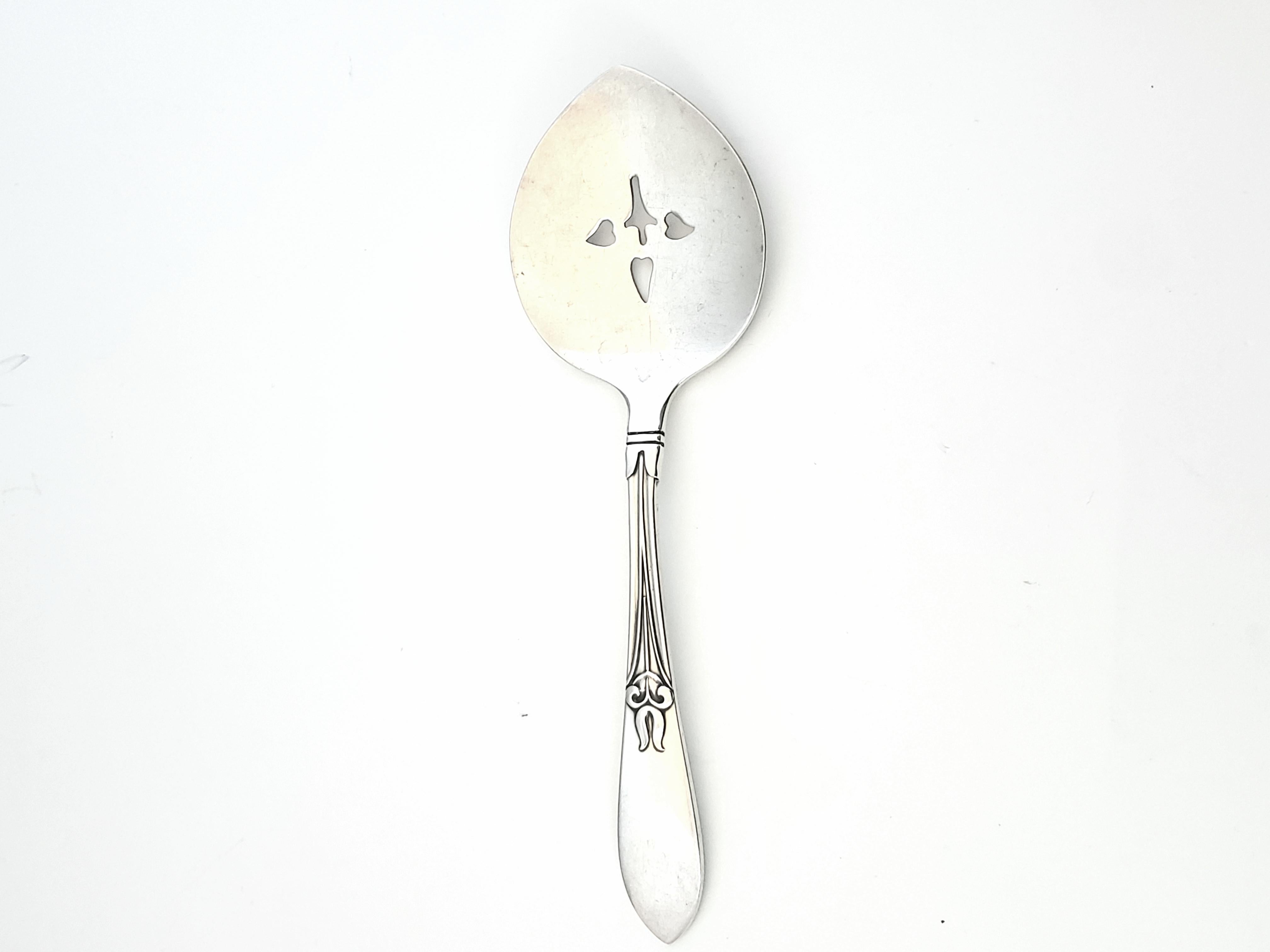 Frank W. Smith Co. Sterling Silver Tulipan Pierced Tomato Server

Tulipan by Frank W. Smith sterling silver Tomato Server with Tulip Piercing.

Measurements:     Server measures 7 and 3/4 inches in length.  Handle measures 3/4 inches in length. 