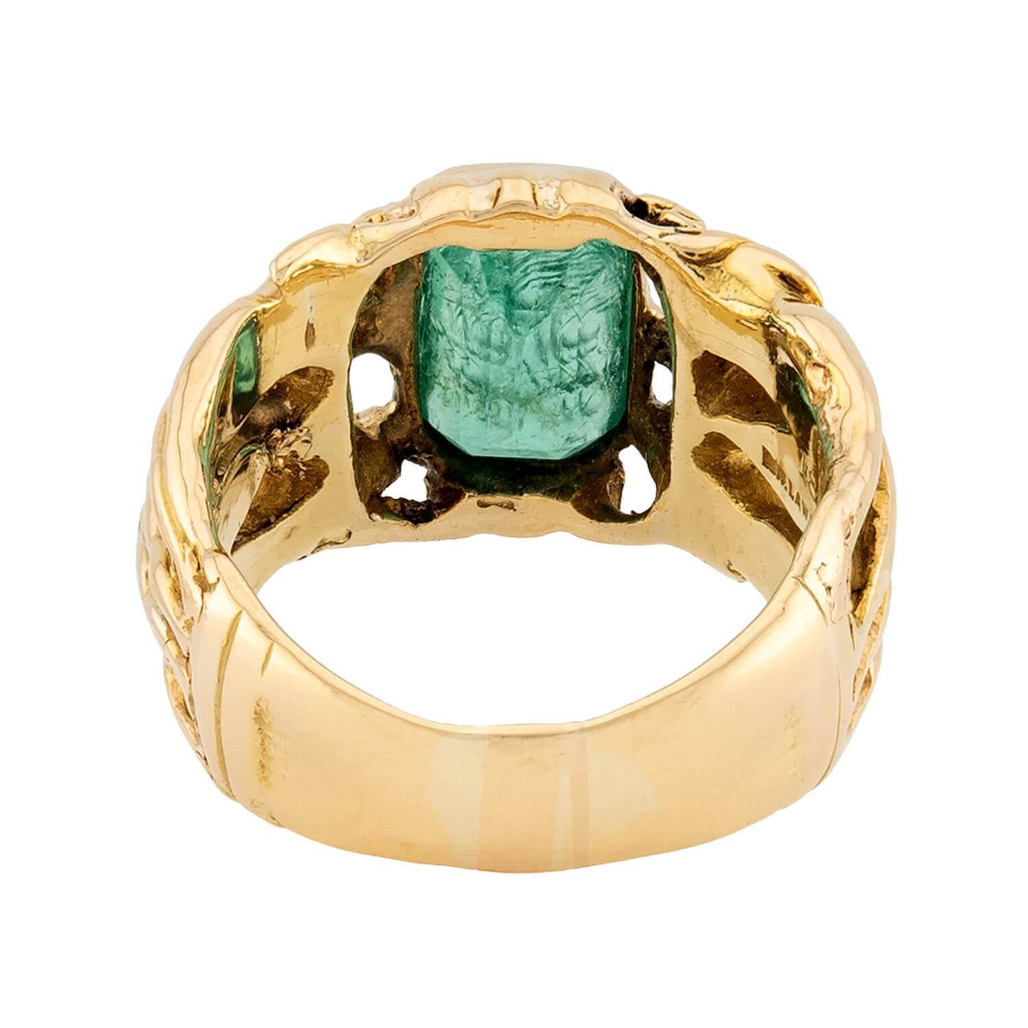 Donna Frank Walter Lawrence Anello in stile Art Nouveau 18k con smeraldo intagliato in vendita