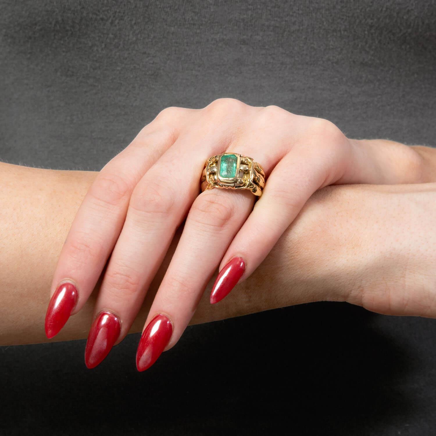 Frank Walter Lawrence Anello in stile Art Nouveau 18k con smeraldo intagliato in vendita 2