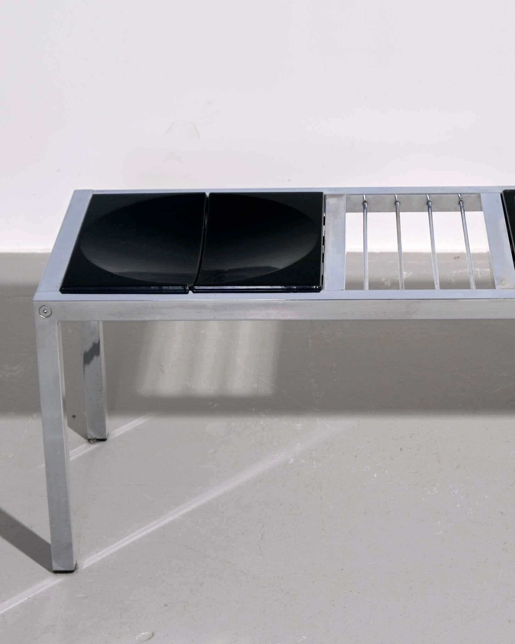 Frank Wardle
Table basse avec porte-revues pour VONO, c.C., années 1970
Chrome et plastique polypropylène
H44 x L107 x D43 cm
Royaume-Uni

Conçue par Frank Wardle pour le fabricant britannique VONO dans les années 1970, cette table basse utilitaire
