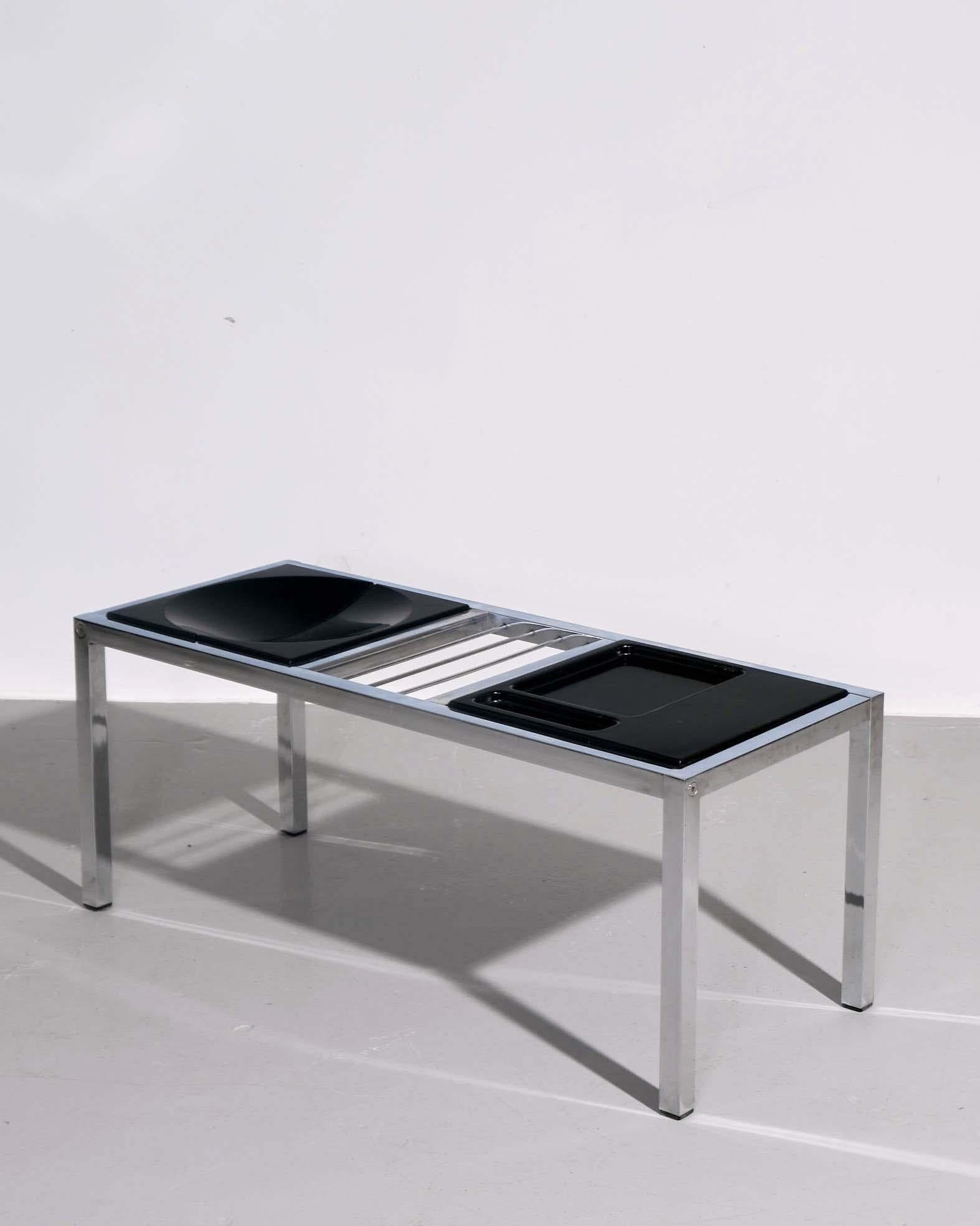 Mid-Century Modern A.I.C C. Table basse avec porte-revues pour VONO c.1970 en vente